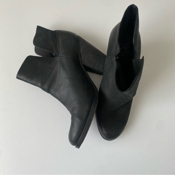 Vince Camuto Black Nubuck Bootie - Size 8.5 - Picture 4 of 8